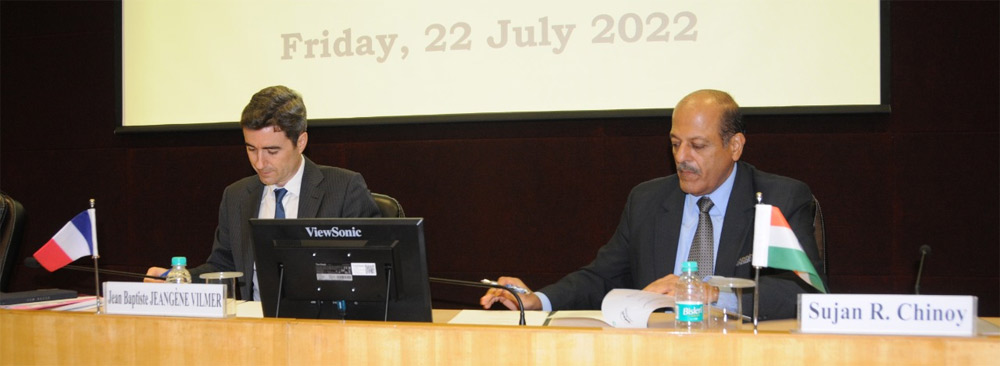 Director General, Manohar Parrikar IDSA, Amb. Sujan R. Chinoy and Director, Institute of Strategic Research of the Ecole Militaire (IRSEM), Dr Jean Baptiste Jeangène Vilmer sign the Letter of Intent on 22 July 2022.